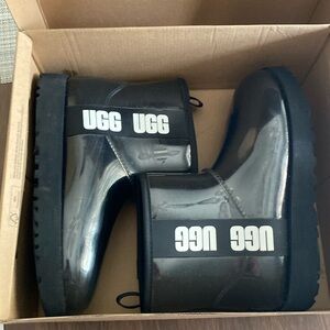 Woman’s sz 7 ugg classic clear mini